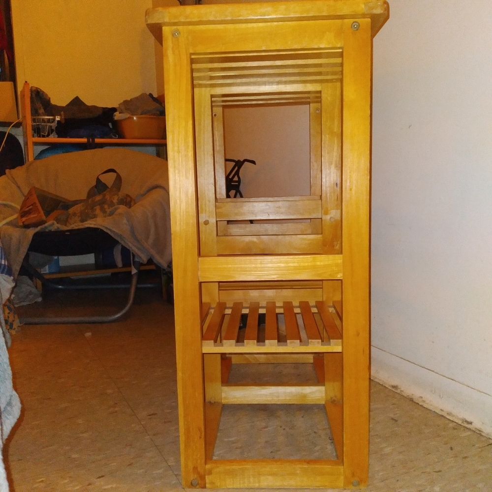 Lunch table......pool table.....wine storage. - Picture 4 of 6